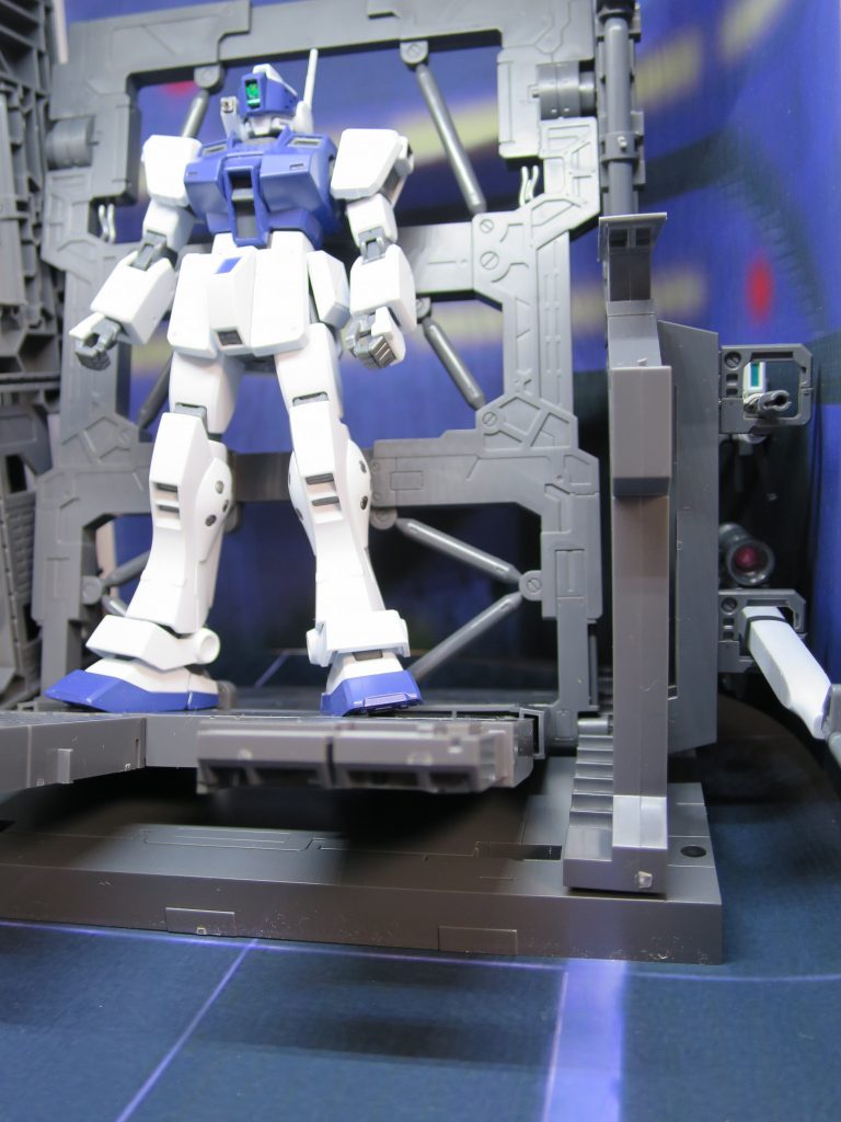 左右に武器のラックもあります。
何個か買えば、左右４丁くらい置けるでしょう。