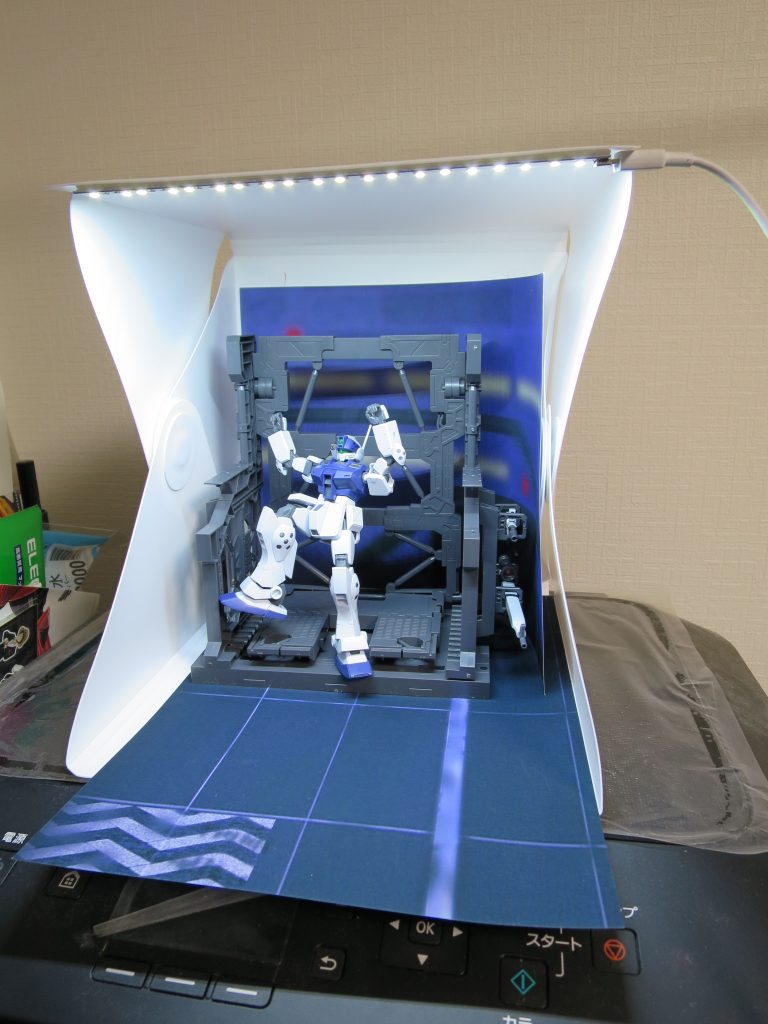 こんな感じです。
マクロスと言う会社のMCZ-108ライト付き撮影ボックスにテキトーにプリンターで印刷した背景と床を置いてます。

LEDライト付きでキットがより鮮明に…止めて！アップにしちゃダメ！！（笑）