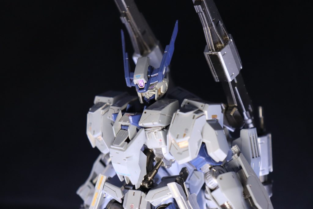 頭部は本来ガンダムフェイスで破損したため
交換されたという設定でバルバトスの顔を移植しました