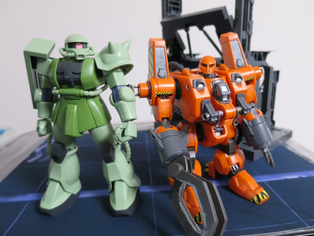 実はかなり小さい!
設定では頭頂高14m弱なのです。F91の頃のMS並みの小ささ。
肩のイデオンみたいな所を勘定しても17m行かないというね。