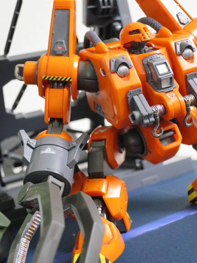 全ての(ジオン)MSの始祖だけあって、色んなMSの意匠が散見されるデザインですね。
顔は旧ザクに見えるけど、キュベレイにも見えます。
クローは水泳部っぽいし、動力パイプはザク。