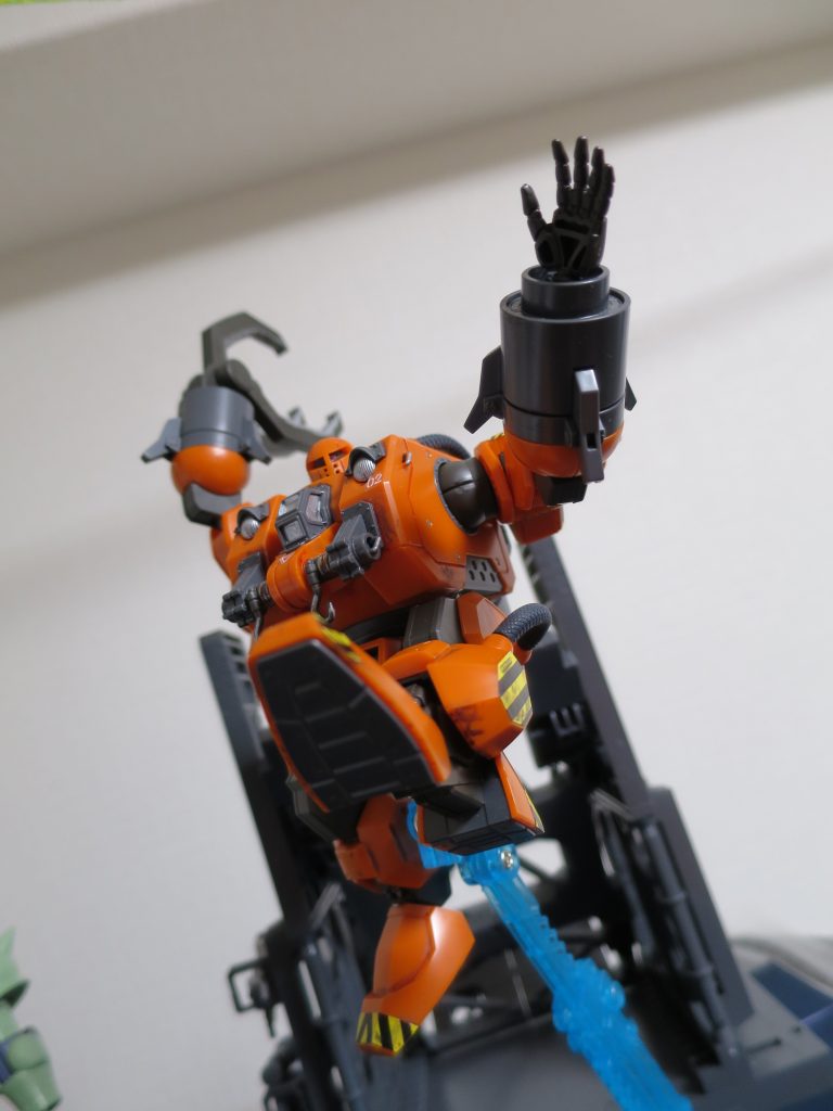 見かけに反して動くよぉ~
肩の付け根と脚の付け根がかなり伸ばせる。
そして、動力パイプはもっと動くよ~(意味深)