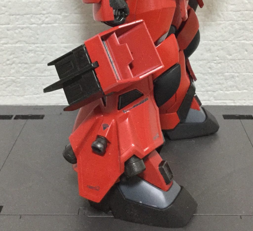 脚部のバーニアを鉄血のウヴァルのバーニアを付けて大型化。ミサイルポッドを取り外しブースターを追加。