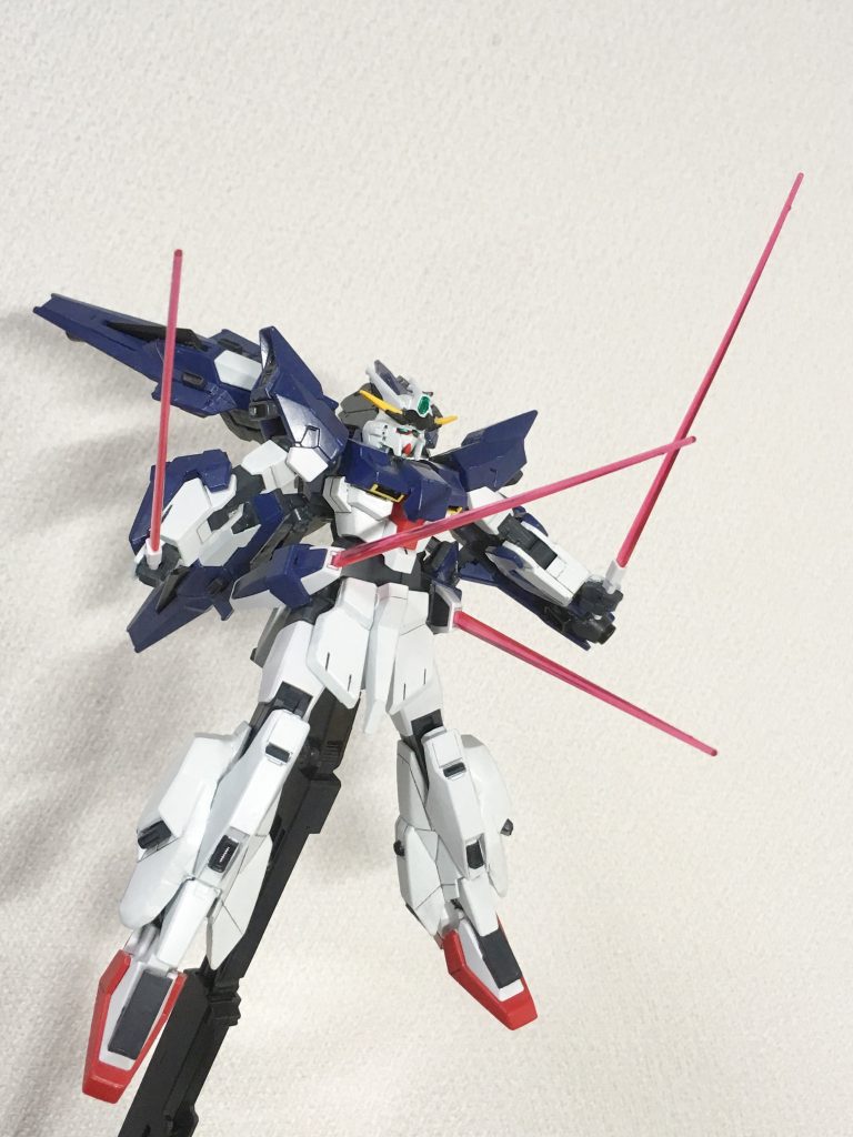 サイドアーマーにビームサーベル内蔵。つばぜり合い時に隠しギミックとして不意打ちに使えます。