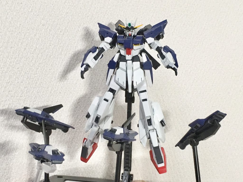 ある特定の素質を持ったパイロットが搭乗すると発動する秘密の機能のバインダーファンネル! 
頭部の白いアンテナが大きいのもサイコミュ制御用の為です。