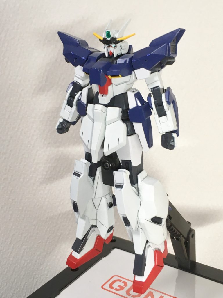 脚部はライトニングの脚を左右逆に差し替えてAGE3の脚部を切り離してパテで埋めてます。 初パテ作業でなかなかうまく仕上げられずに妥協したところも。
