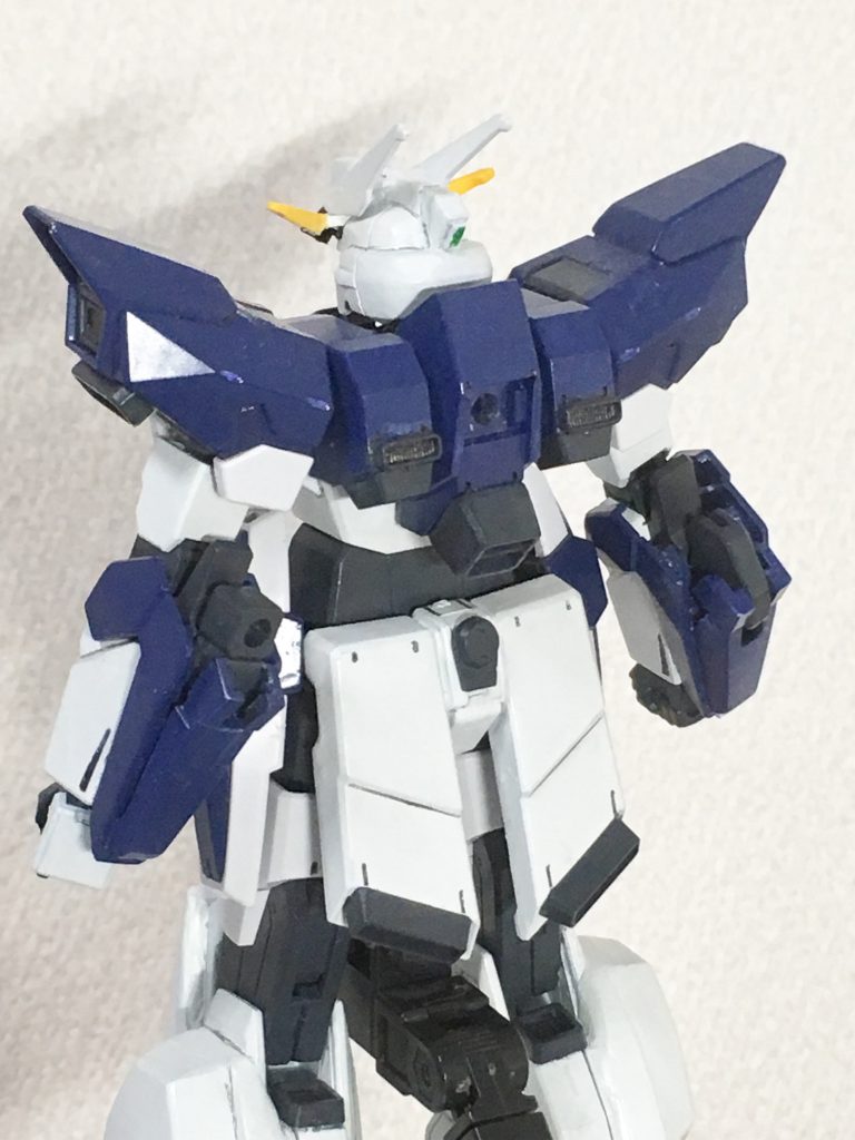 フレキシブルバインダーが結構な重さなので背中と接着しておきたいのですが、他のバックパックも装備できるよう泣く泣く外せるようにしてます。