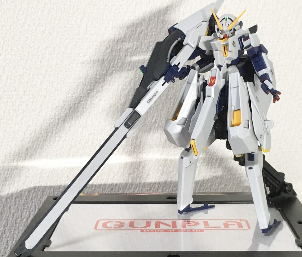 ここまで特殊な立ち方する機体も珍しいです。
流石に武器を持たせた状態ではバランスが取れずに自立させるのは難しかった。