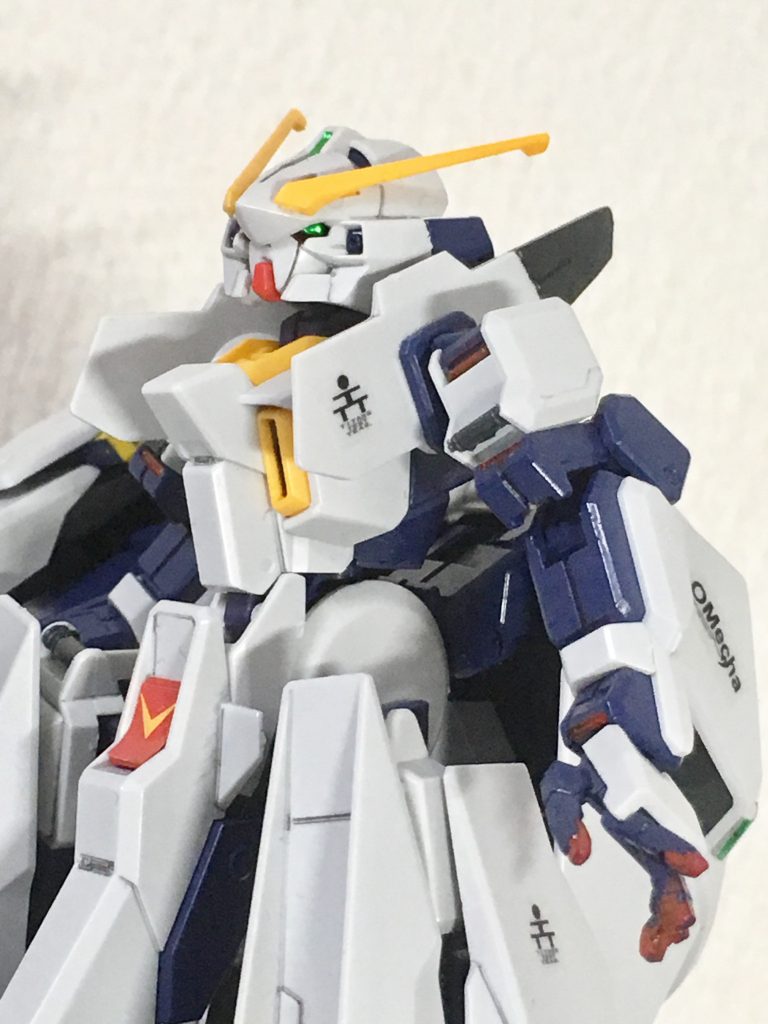 全体的に女性らしいスタイルだから、ガンダムフェイスもイケメンというより美人のほうが表現あってるのかも。