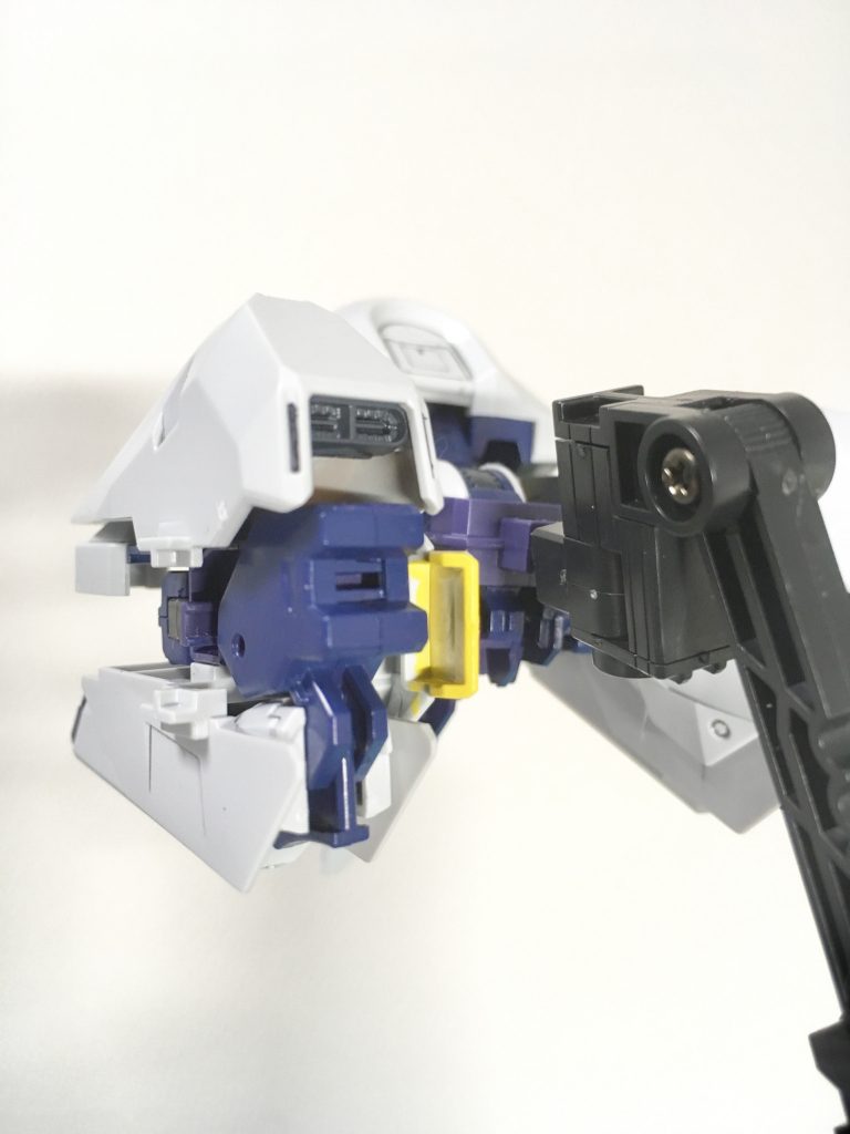 膝機構部には意味有りげな差し込み穴と窪みがっ⁉︎
今後の展開に期待します。
あと某1/100ではあった膝下のスラスターが今回のではなかった為、ビルダーパーツで追加しました。