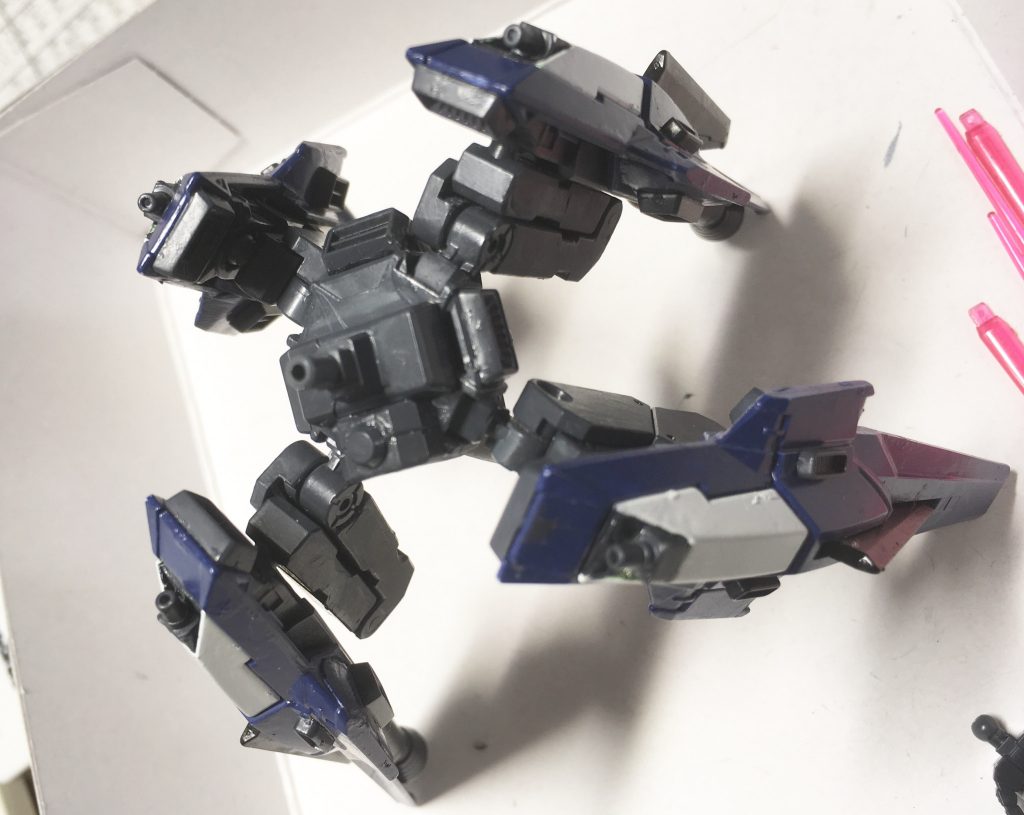 投稿用の撮影後バックパックの接続棒が根元から折れかかってしまう事態に。
急遽、強度を上げる為にピンバイスで穴開けて接続パーツを差し込めるようにしてパテで隙間埋めました。
当初より頑丈になった上にカッコよさも上がって怪我の功名。