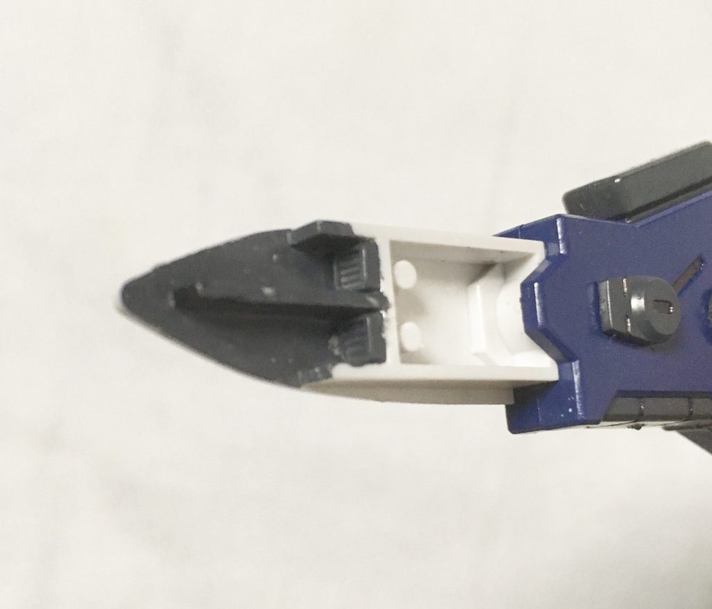 組んでしまうとほぼ見えなくなりますがダクトを仕込んでます。