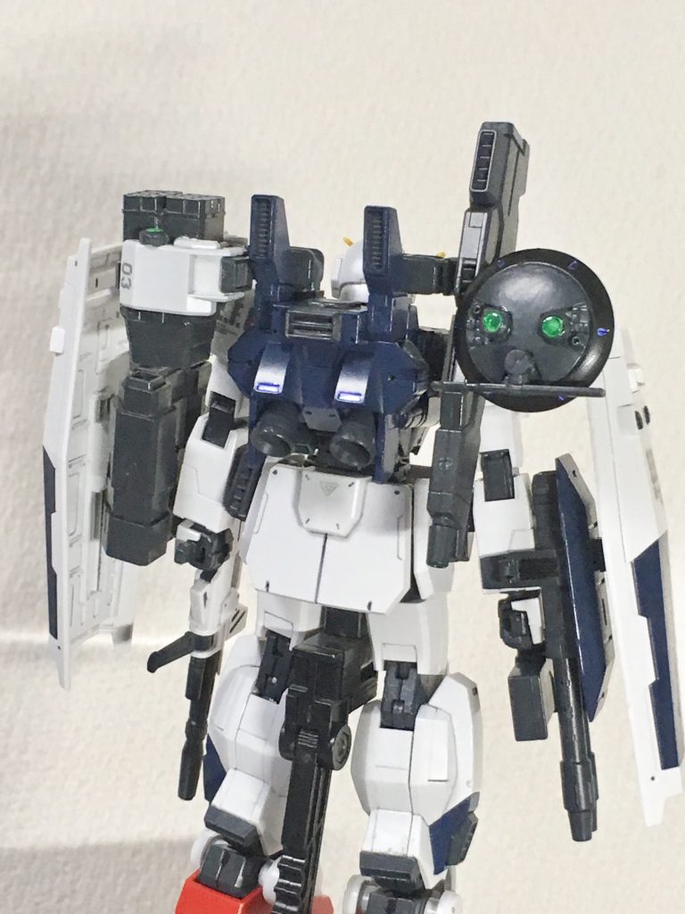 〈駐機状態〉ミサイルランチャーを上向きに、ビームキャノンは180度水平方向に回転させてから後ろ向きにしてレドームも後方に向けます。