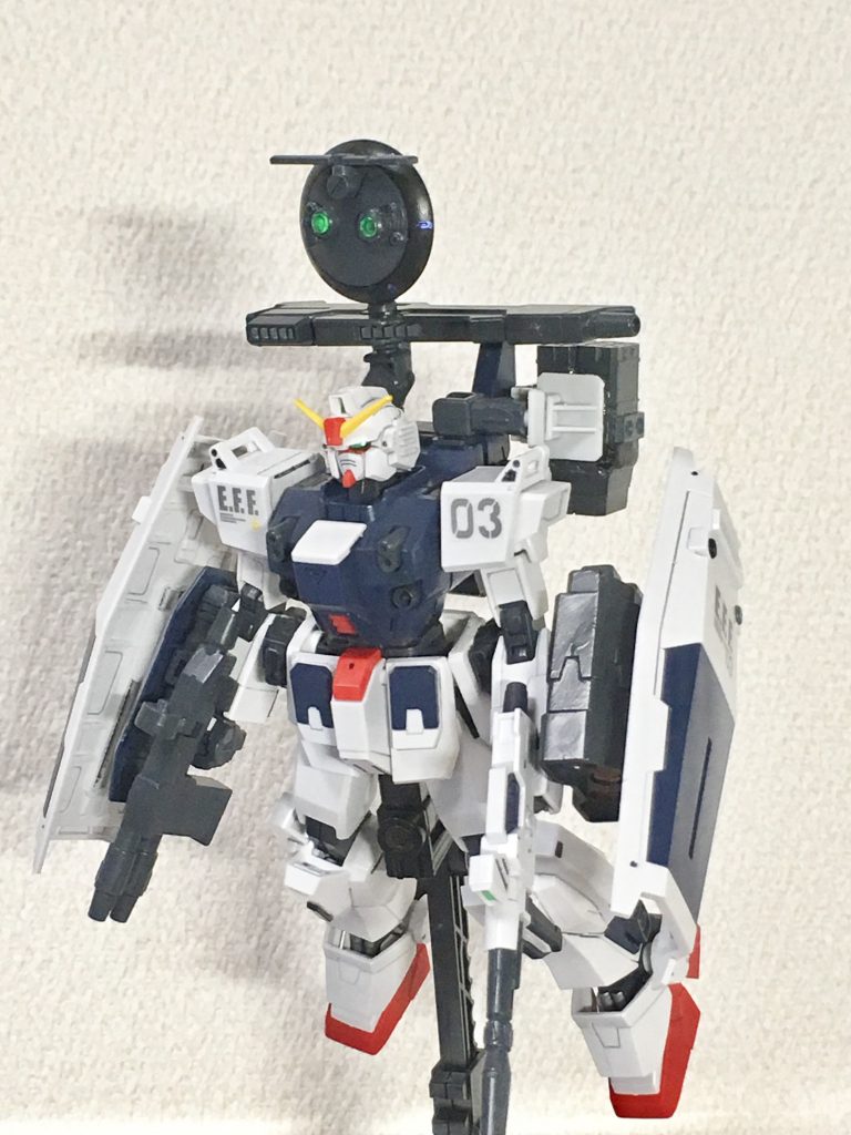 〈広域索敵モード〉より広範囲に索敵する為に、簡易的なレーダー内蔵式のビームキャノンを機体上部に移動させ、レドームを全方位に可動できるようにしてます。