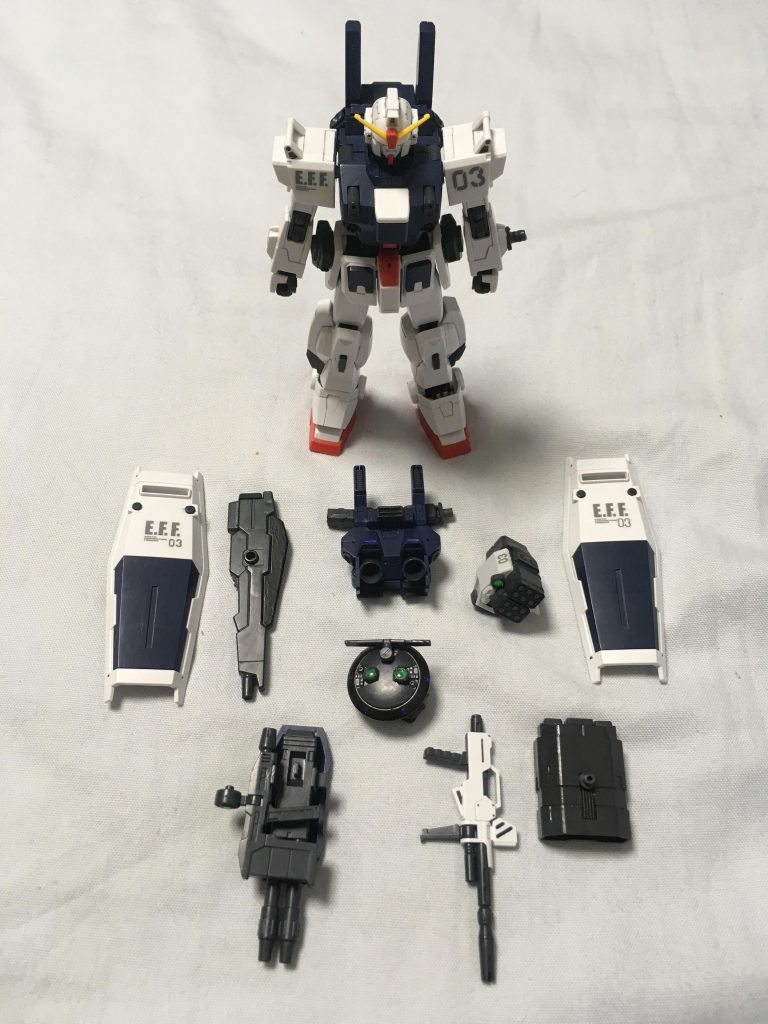 フルアーマーといえばこの絵。フルアーマーガンダム風のシールド2枚持ちするのに単品注文出来なかったので、もう一箱買いました。そのお陰でEXAMシステム起動中の頭部やバックパックも差し替えできるようになってます。