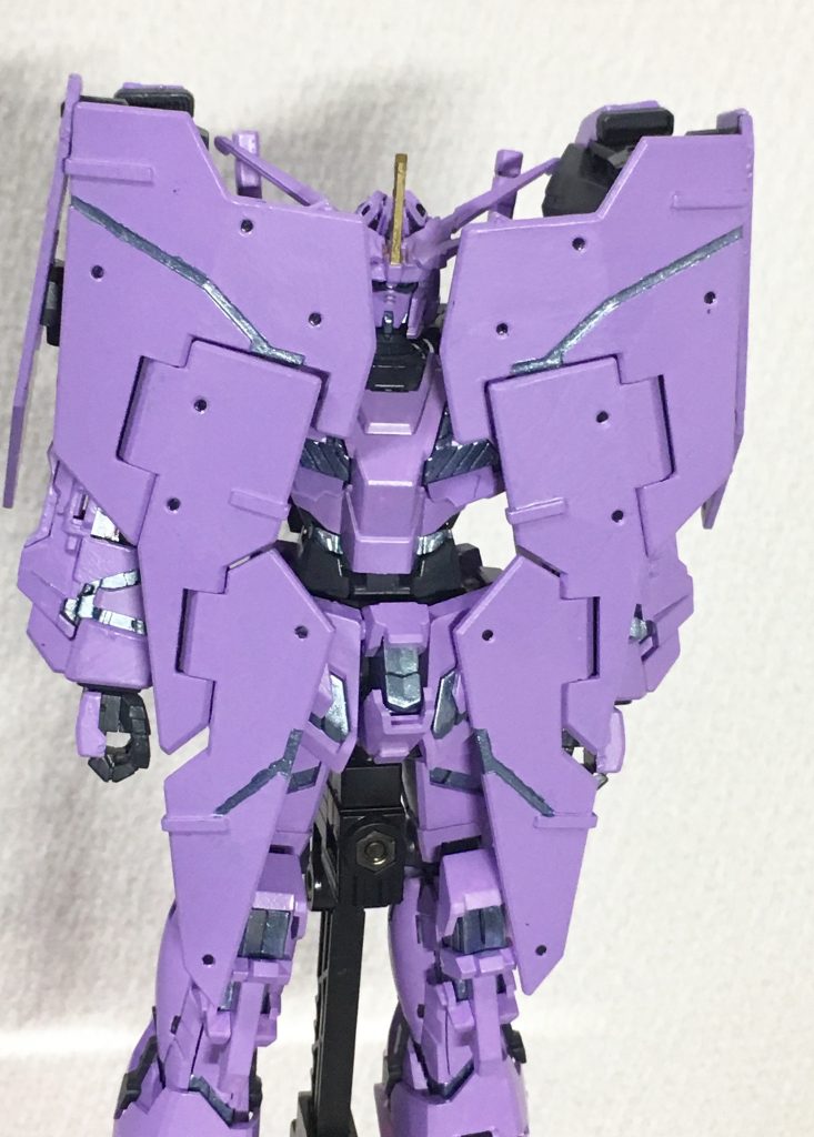 敵機を完全に撃破するのに特化したユニコーンのコンセプトとは真逆の、機体の防御性を高めるコンセプト。貴婦人を覆う天幕をイメージしてます。