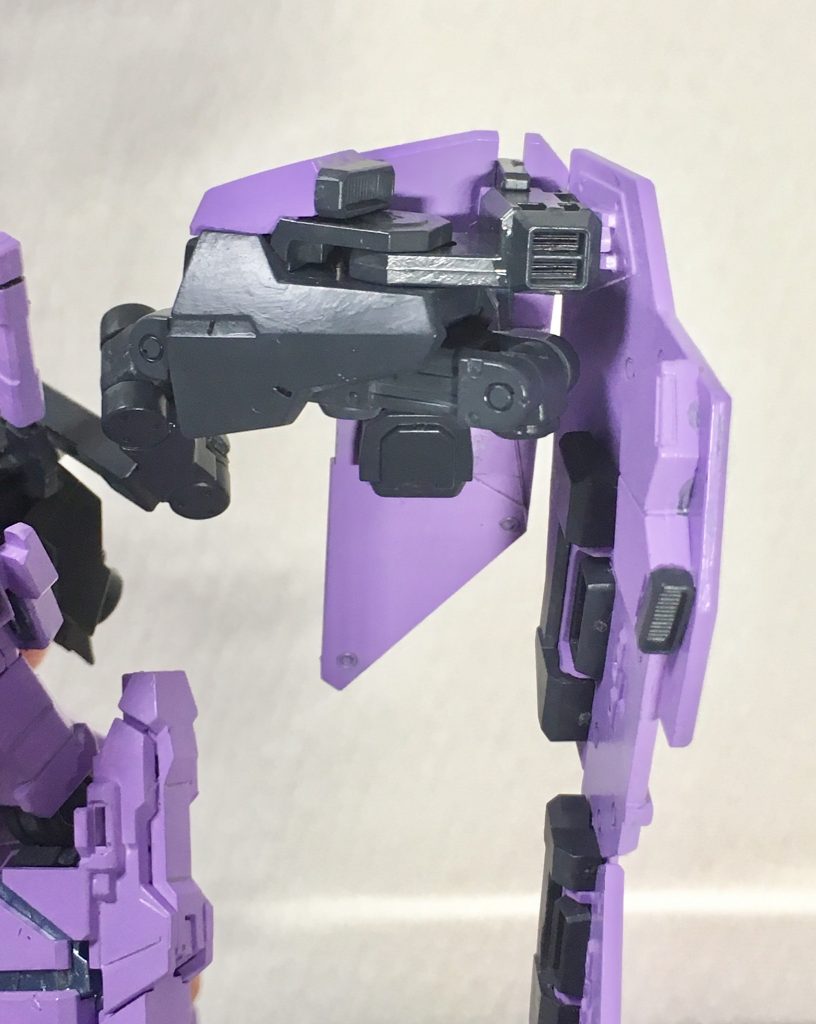 左上のダクトっぽいパーツがラミネート熱拡散装甲のメイン排熱ダクトです。各可動ブロックごとにも小型のサブ排熱ダクト付きです。中央のフレームにはプロペラントタンクや他の装備が付けられるハードポイントの3㎜穴あります。