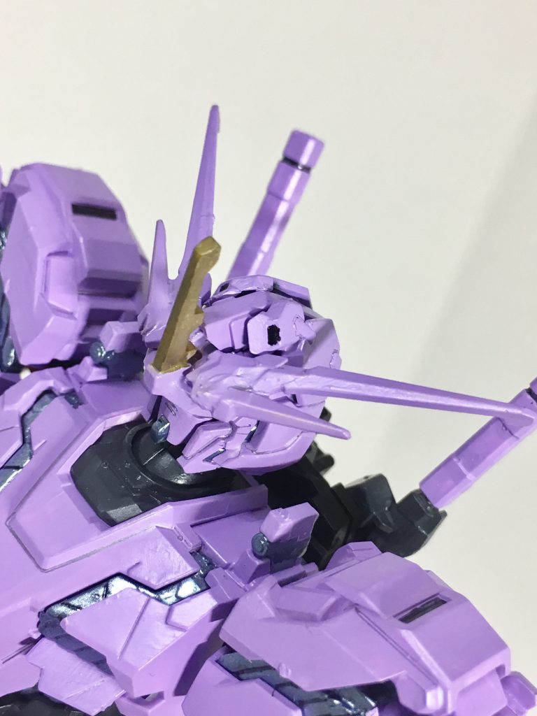 タペストリーの貴婦人の頭のターバンに羽根飾り?っぽいのがあったのでアンテナは1本だけ金色に。メインV字アンテナは女性のまつ毛をイメージしてます。もう少し製作技術があればアンテナの角の形状も角割れ前と一致する様にしたかったです。アンチェインドモード時には頭頂部横の装甲が逆八の字に展開してターバンを被って見える様になる設定。