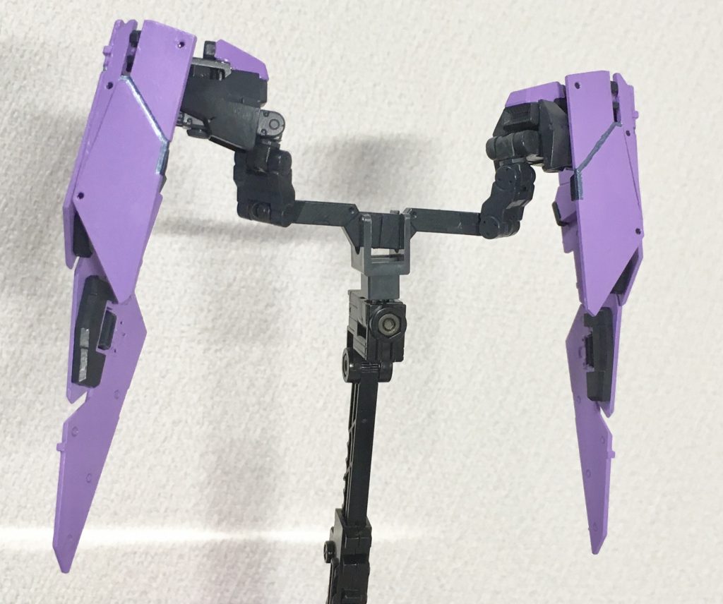 アームドアーマーLS(Laminated Shield /ラミネート・シールド)Iフィールド装備の従来の専用シールドでは度々実体弾でIフィールド発生機構が破壊されるケースがあった。その検証データから新たに製造されたのがこの可動式のアームに懸架されたサイコフレーム内蔵の防御用アームドアーマー。実体弾はサイコフレームの強靭性で防御し、ビーム攻撃を受けた際はビームエネルギーを熱に変換する特殊コーティングにより装甲全体に熱量を拡散させ損傷を軽減するラミネート熱拡散装甲を用いている。