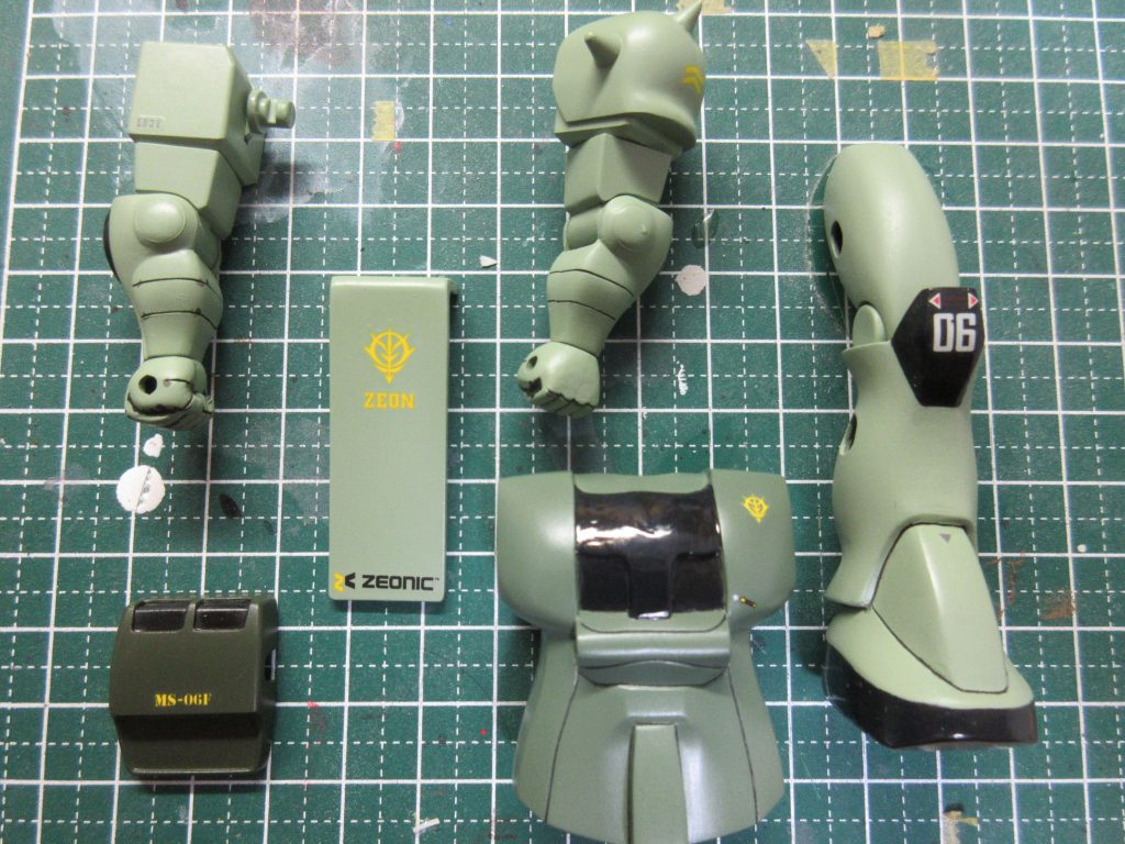 デカールを貼るのは大好きです。