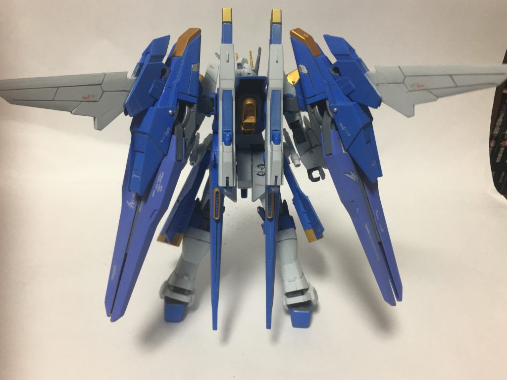 本体に装備して一枚
大きくシルエットを変えるのに貢献しているのであまり大きな加工はしていません
ですが自立は困難です。
脳内設定ではバックパックにテ○ラドライブが内蔵されています