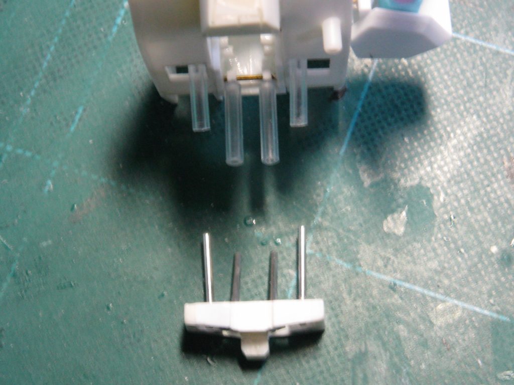 胴体と腰は実際にパイプだけで接続されています。