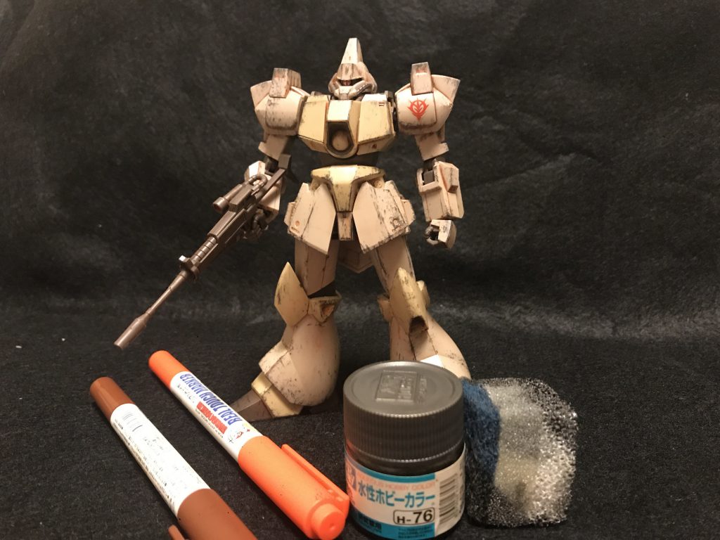 モノアイだけ塗ったのとジオンデカールくらいで  無塗装、ぱち組みです。