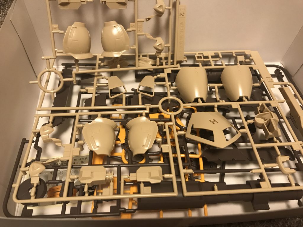 以外とパーツ余るなぁ・・・
(・・?)
まぁ  いいか 組んじゃおう!