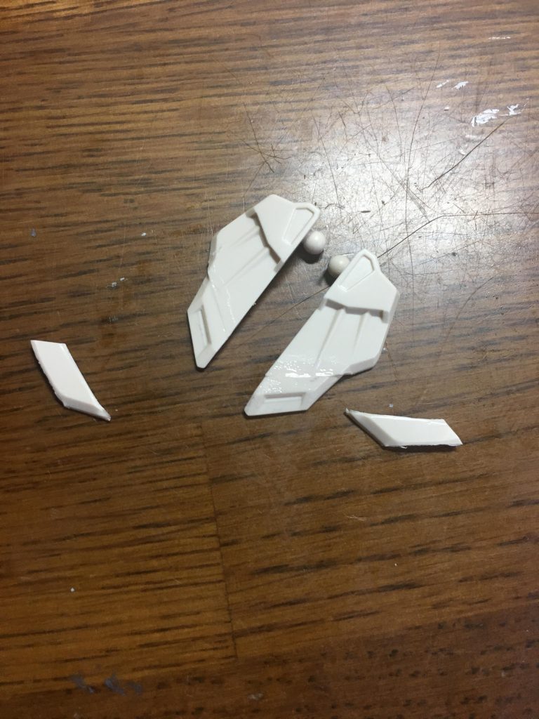 フロントアーマーが長する気がしたのでカットして再度貼り付けて調整しました