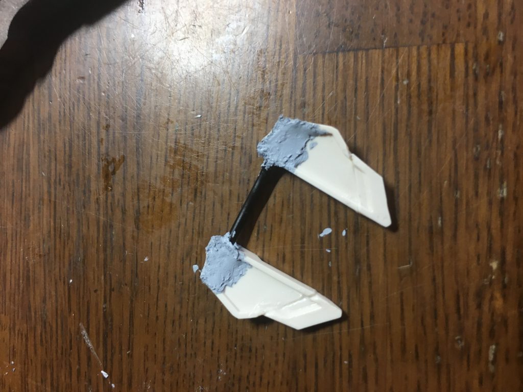 フロントアーマーを足に沿わせるため、ゴム皮膜針金を使って微改修