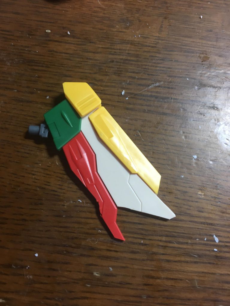 羽はこれくらいにカットしてからヤスリで削ってボロボロにしました。ちなみにもう片方の羽用の穴はパテで塞いでいます。
大まかな改修はこのくらいです。後は各所を削って、汚して、つや消しして、汚して、という感じで完成しました