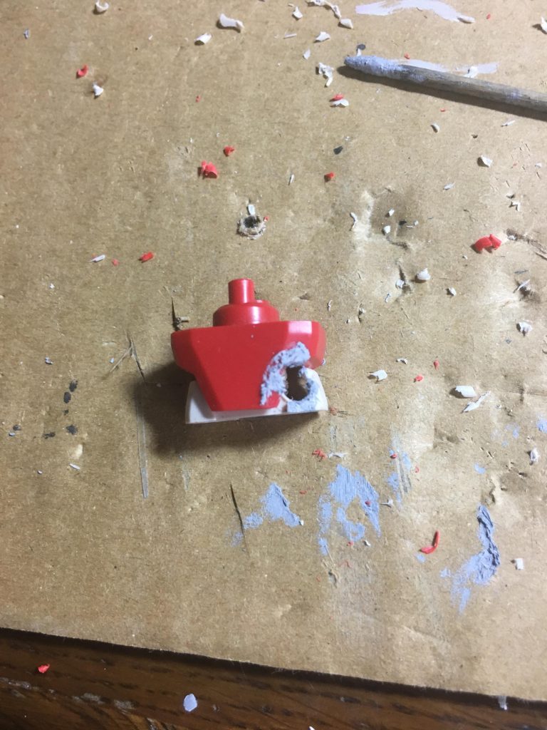 お腹にピンバイスで穴を開け、パテで焼かれた感を出します