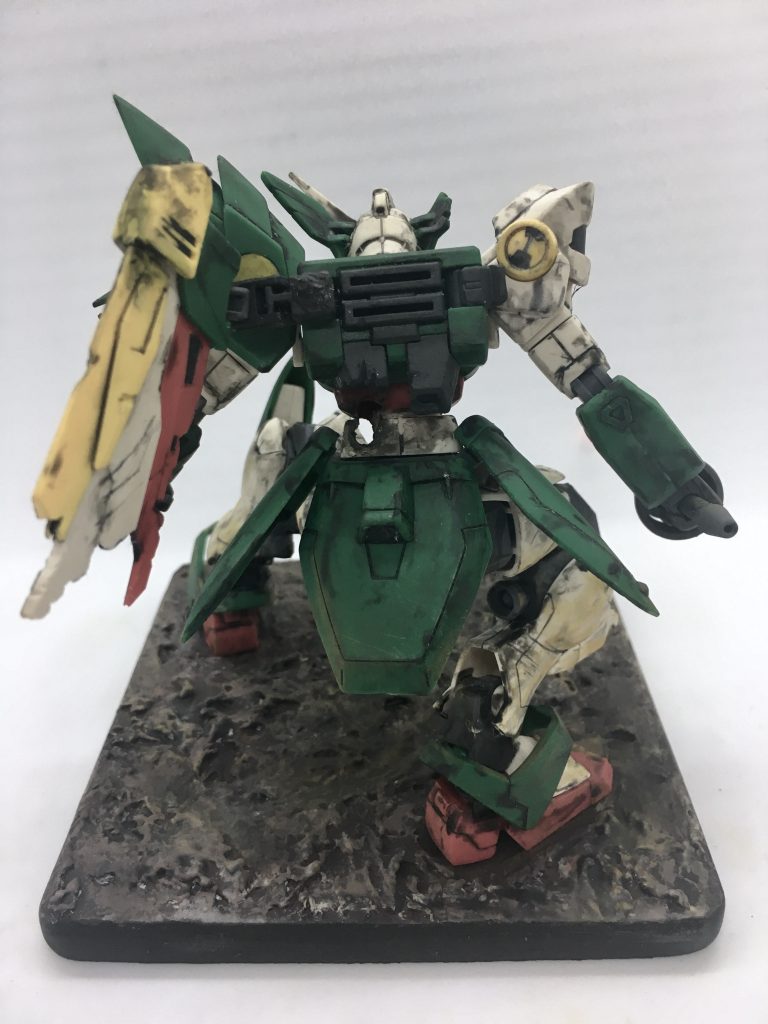 真後ろから。頭の緑と白の境界部分も素だと少しかっこ悪いのでいじってます