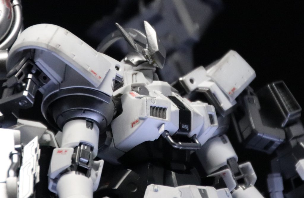 フェイスも旧キットから顔とトサカだけ移植
角はそのままだと合わないのでバルバトスから移植しました