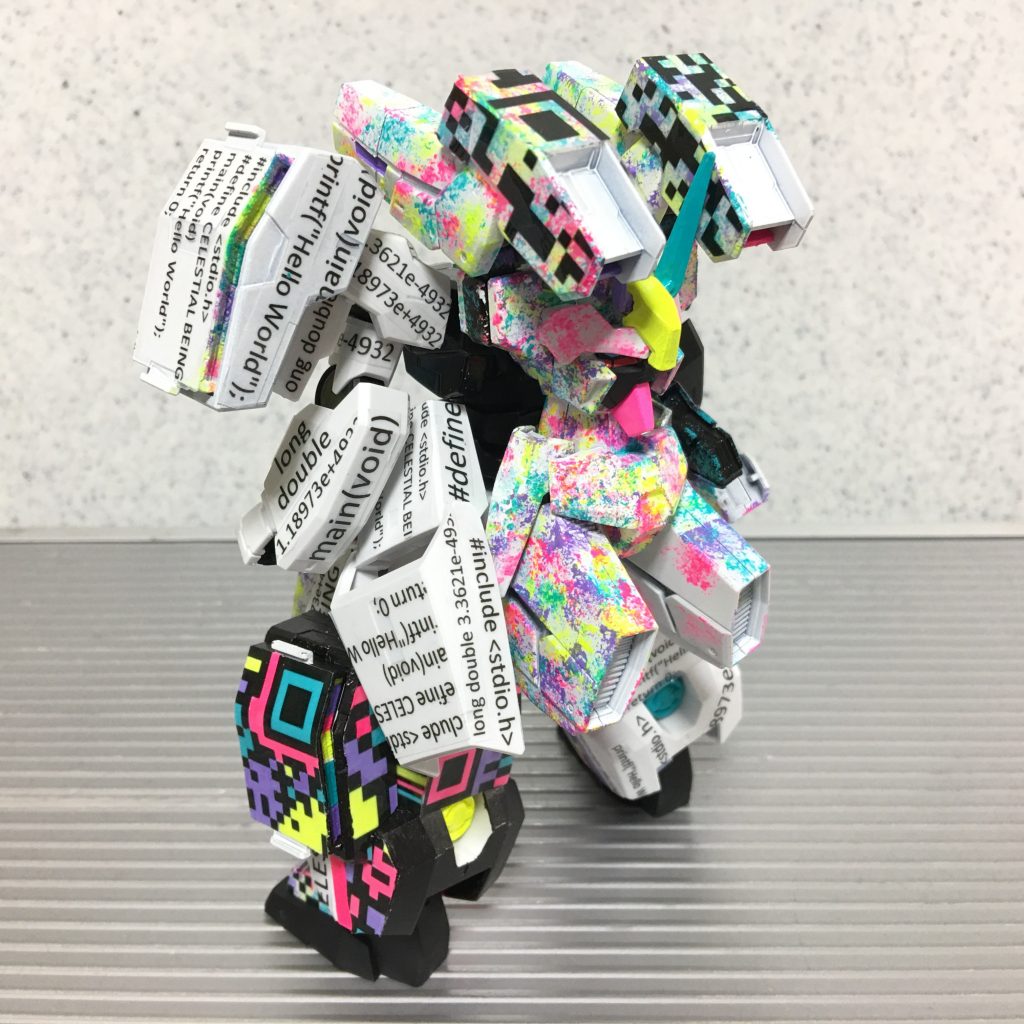 今回はセラヴィーをキャンバスに、「バーコード」「QRコード」「C言語（プログラミング言語）」の３つ「Code（コード）」をコラージュしたモダンアート作品です。（※プログラムのことをCode（コード）とも言います）