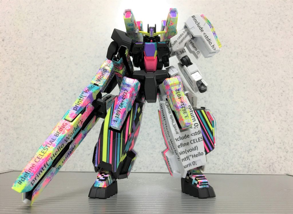 カラーリングに合わせてボディバランスも左右非対称になるよう、左側をてんこ盛り、右側をシンプルにしています。