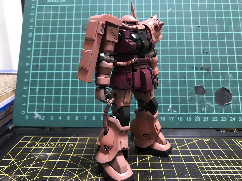 基本塗装完了後。黒サフ下地にクレオスのシャアレッド、シャアピンクで塗装。