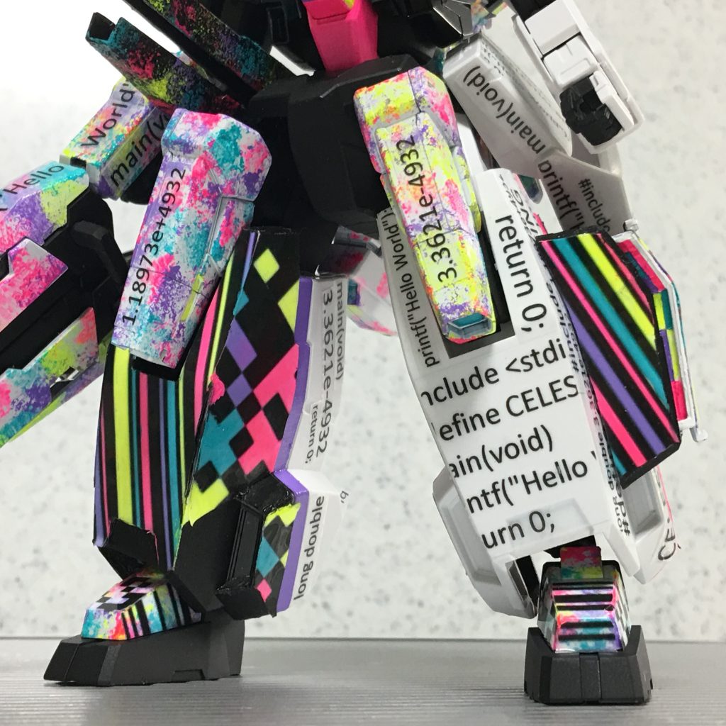 バーコードとQRコードはカラフルにし、C言語はモノクロにすることで、色との関連と対比を生み出しています。