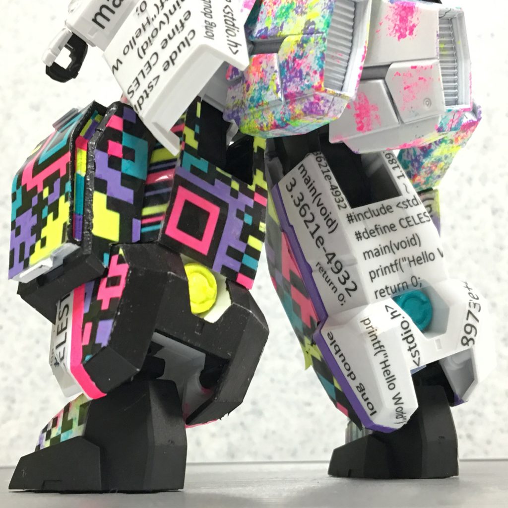 (   。・v・。)ﾉ カラフルなバーコード、QRコードは、印刷した透明シールシートの裏側からアクリル絵の具を筆塗りしたものを貼り付けています。

※カラフルな蛍光ピンク、蛍光イエロー、ブルーグリーン、パープルは「リキテックス」のアクリル絵の具です。