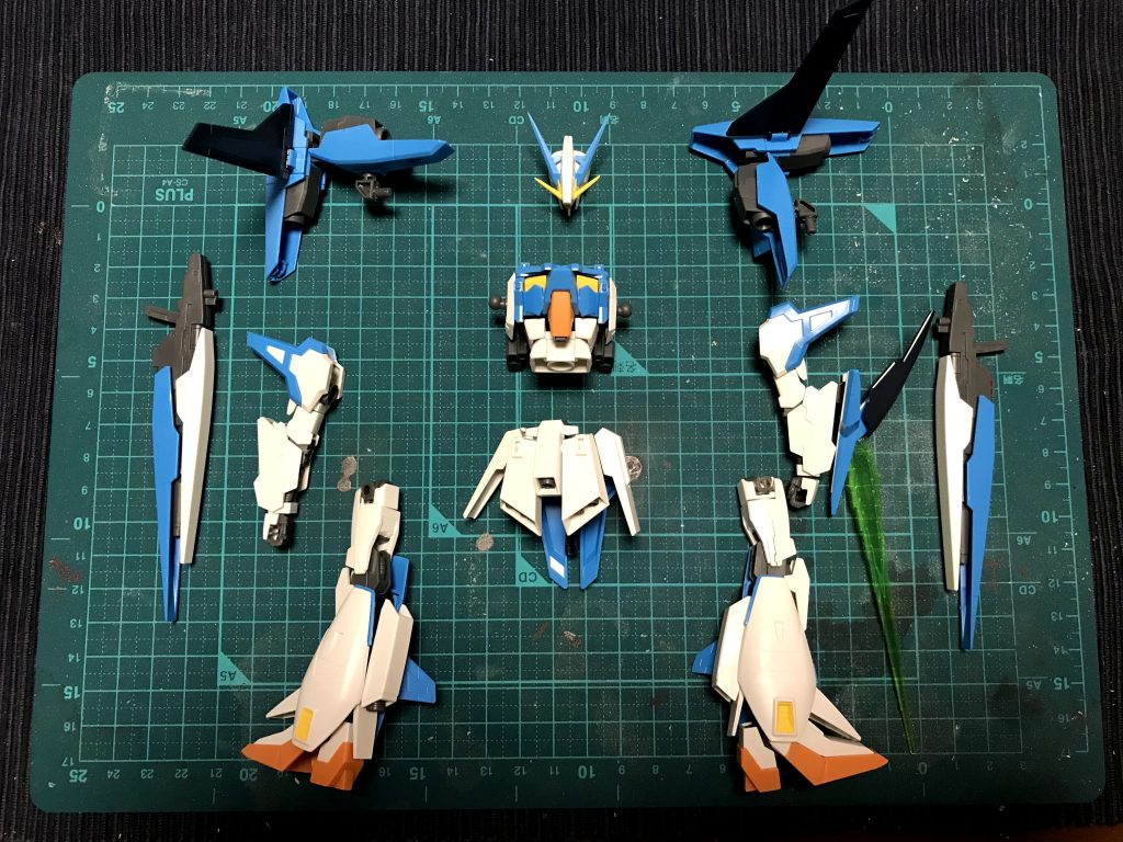 パーツを部位別に分解した際の状況です。
武装に関してはそんなに種類がないので比較的作りやすいキットです。