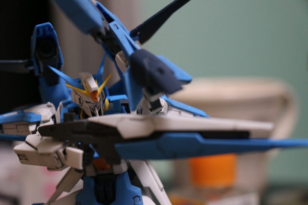 ウェザリング前に組んだ画です。
このポージングが棚ボタでかっこいいなと思ったので本撮影でも再現しました。
う~ん。汚さなくてもよかったかもしれませんね笑