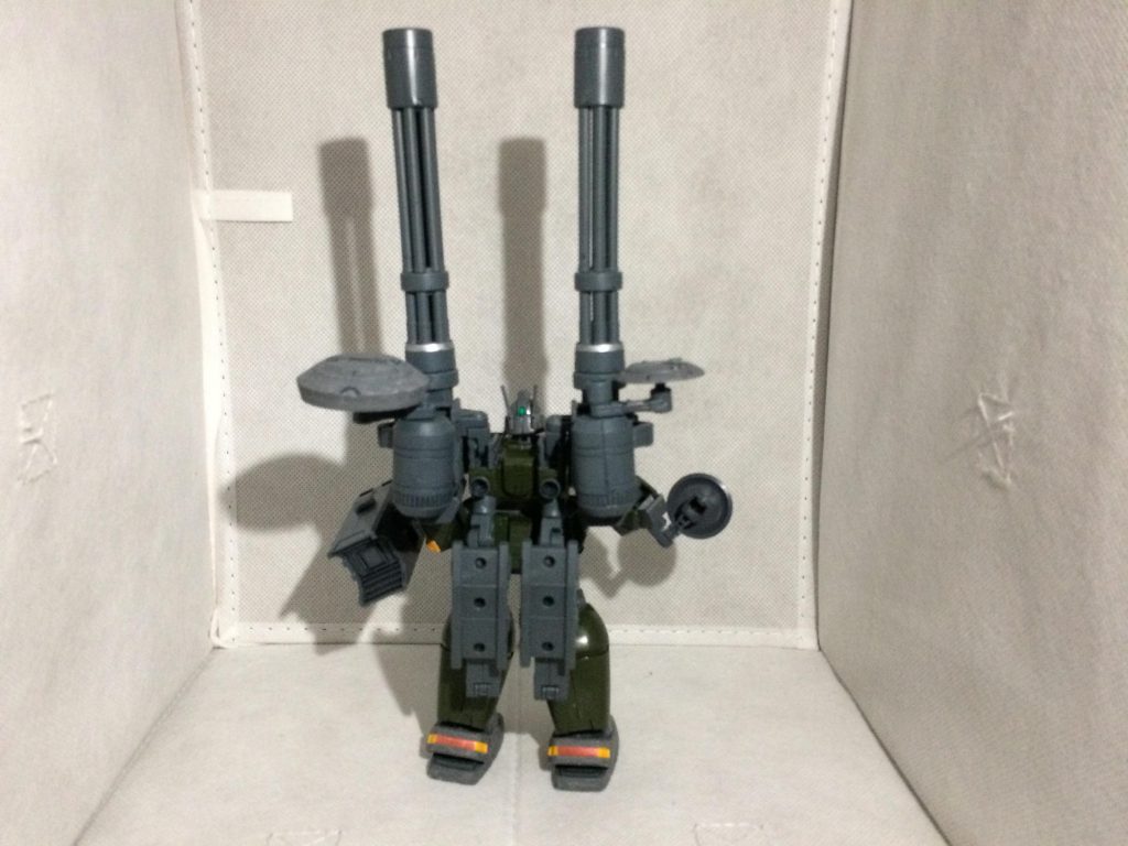 後!
バックパックの下についてるのはアームアームズと
ジャイアントガトリングで作った補助脚
しかし補助脚なしでも自立するHGの脚関節に感謝!