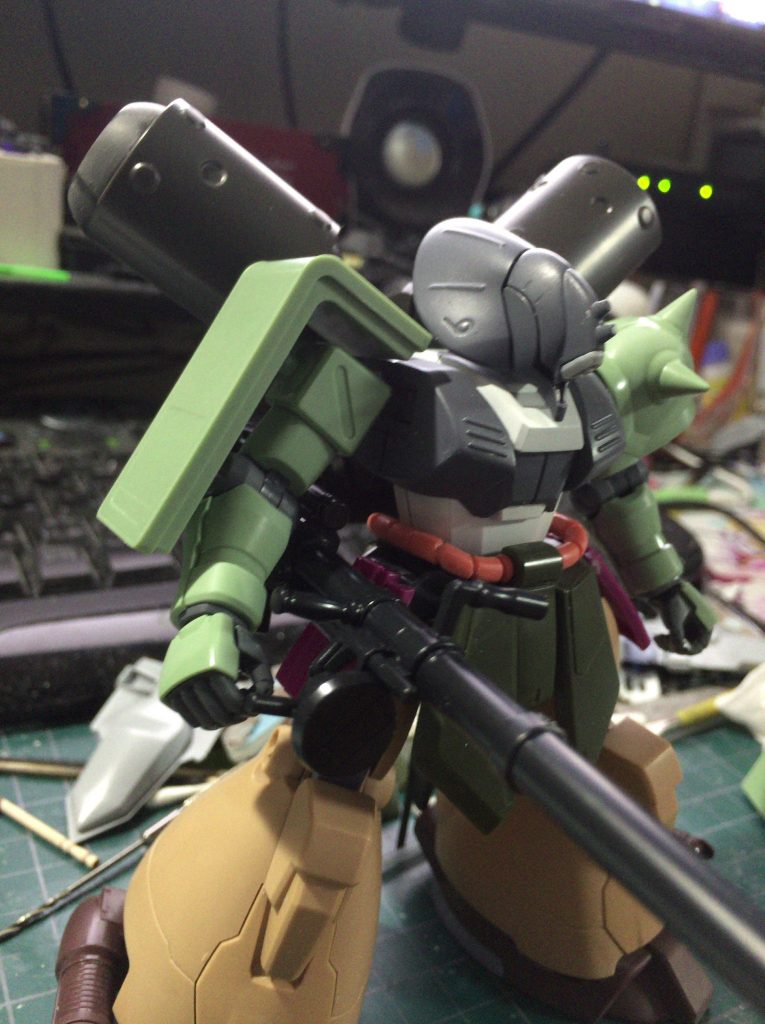 頭部はゼクアイン、腕部はザクⅡF2、胴体はマラサイ、バックパックはギラ・ズール(アンジェロ機)、脚部はドムトローペンのミキシングです。