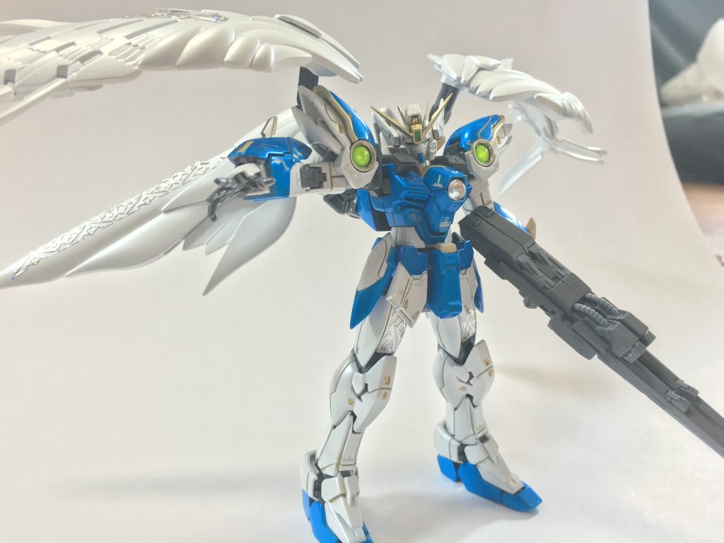 主な製作工程、塗装レシピは以下に
大きな回収はなし、塗装のしやすさ、完成後の見栄えの良さを重視して
表面処理に重点を置きました。
ヤスリは600→1000までかけてから捨てサフ→1000→1200までやすり掛け
フレームは強度低下が怖いのでつや消しスプレーのみ
塗装は外装のパーツすべてにガイアカノーツのサーフェイサーエヴォ・エヴォシルバーを吹いてます
ブルー部分→ガイアノーツ・バーチャロンカラーのパールシルバー+GSIクレオス・色の素シアン
      上記をシルバー7:シアン3の割合で調合、さらにクレオス・シルバーを1~2滴足してます
本体ホワイト→ガイアノーツ・バーチャロンカラーのパールコールドホワイト
ウイング部分→ガイアノーツ・バーチャロンカラーのパールコールドホワイトで塗装後に
       GSIクレオス・ムーンストーンパールを塗装
ゴールド部分→タミヤ・エナメルカラー ゴールドリーフで塗装
すべて塗装後に光沢クリアーで質感を統一後GSIクレオスのコンパウンドで磨いてます
胴体のダイヤモンド風パーツはダイソーのハンドアクセサリーの装飾品
両肩のジュエル風パーツはハイキューパーツのレンズ
デカールはハイキューパーツのホログラムデカール
脚やウイングのエングレービングはダイソーのデコレーションテープを使ってます。