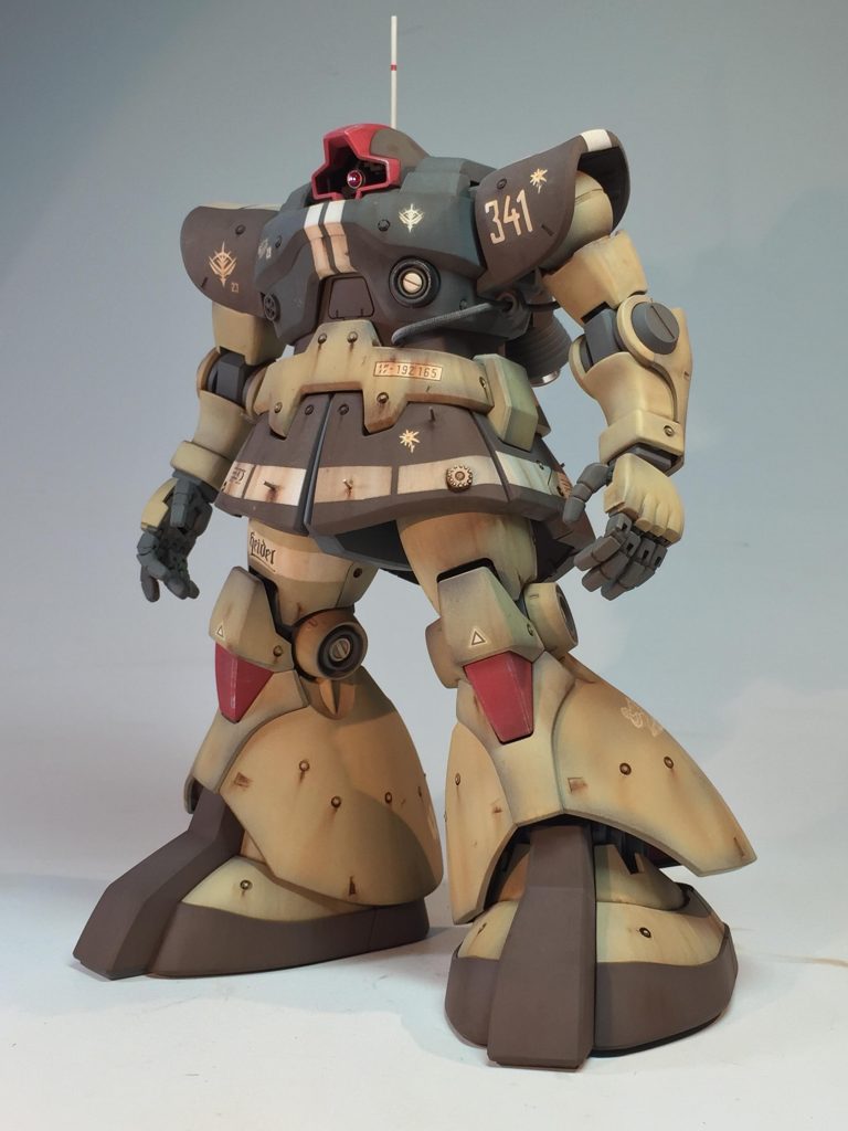 アンテナや随所のメンテナンスハッチ等、残党「らしさ」を精一杯詰め込みました。現地回収をしつつも、前線で活躍するドムといったイメージです。