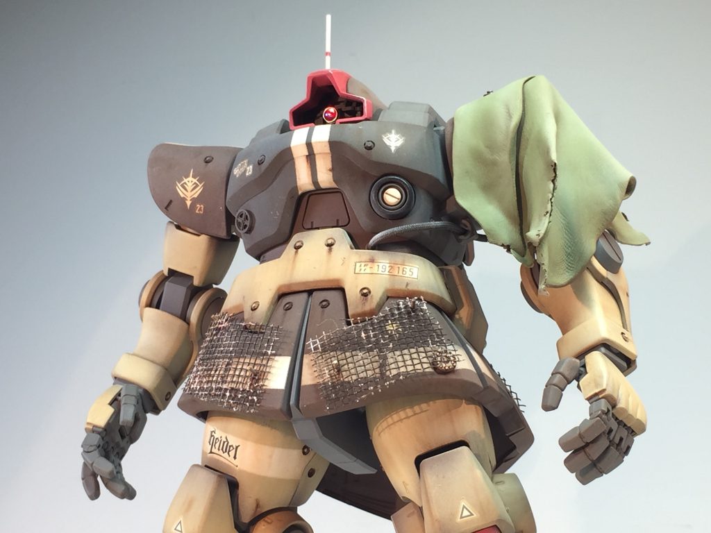 布工作はエポキシパテにて、胴体のラインやフェンス等で個性を出してみました。