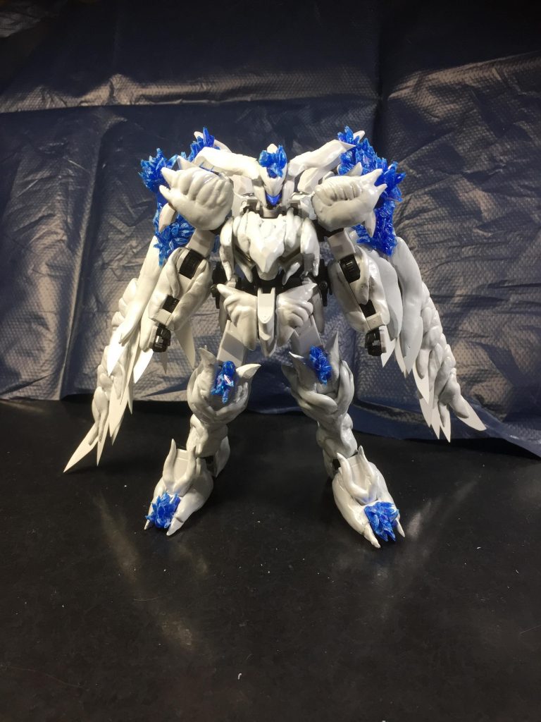 「どけ、ガエリオ・・・」
「やはり、俺を見てはいないのだな・・・」
「今度こそ殺してやろう!!」
「俺を見ろおおおおお!!!」
戦いは一方的ではなかった。しかし、常にマクギリス駆るバエルは優勢であった。最新の技術で改修され決戦仕様となったキマリスヴィダールの力は現存するどのMSよりも強いと言って差し支えない性能であった。それに加えて阿頼耶識Type.Eによる本来の阿頼耶識の再現、言葉の通りに一人では戦っていないのである。しかして一方のバエルは宇宙怪獣が機体性能を底上げできているわけでもない所詮骨董品。最低限のメンテナンスをされた程度の300年も昔の遺物である。MSの性能だけで言えば一方的な戦いとなるはずである。しかし、マクギリスの圧倒的たる技量が宇宙怪獣による機体追従性の底上げを受けて既存の最強機体に一歩も引かずに打ち合っているのである。
一度打ち合い肉薄すれば左掌の剣で貫かれた、手を切り飛ばされ兼ねない状況からドリルニーを繰り出そうとも意図も容易く距離を取られる。右手のランスから胴体、コクピット付近を狙い弾丸を撃とうとも、簡単に剣で弾を防がれる。これによって剣を一振り折ることができた。好機とみてバエルに再度肉薄する。ランスが躱され、空いた腕で腰の駆動箇所を一撃で抉られた。たまらず頭突きを繰り出すも、うまくずらされこちらのカメラアイが半損する。対する相手に目立った損壊は一切ない。バエルは素早くスラスターを吹かせて距離を取る。ランスから放つ弾丸もじきに底を付く。ジリジリと追い込まれていくキマリスヴィダール。ガエリオにも焦りが出始めていた。ランスとバエルソードが打ち合う、ランスがいなされ、左膝を貫かれる。ドリルニーを片方潰された。機器が破損し小爆発を起こすキマリスヴィダール。爆発に巻き込まれないように急激なスラスター制動でバエルは離れていった。しかし、爆発を物ともせずに再度バエルに肉薄するキマリスヴィダール。ランスの突撃をすんでで躱し上段から振り下ろした剣がランスを真っ二つに切り裂く。しかし、それが隙を生んだ。直前に背面の盾がランスに接続されていることを危険視しなかったマクギリスはそれが必殺の禁忌であることを知らなかった。
―――――――――――――――!!