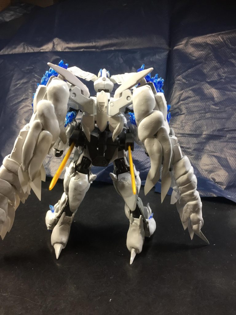 電磁投射によるレアアロイ弾頭の発射、禁止兵器ダインスレイブがバエルに向けて放たれた。直線状にスキップジャックがいないことを好機と見たガエリオが奥の手を使ったのである。これを奇跡的な反射神経で躱すマクギリス。しかし、それは大きく体勢を崩す要因となった。真っ二つに切り割られたランスを前方に構えたままバエルに突撃をかますキマリスヴィダール。当身のような攻撃でバエルに一撃を食らわすもバエルはその崩れた体勢のままキマリスヴィダールの右腕を斬りとって見せた。キマリスヴィダールは満身創痍であった。右腕を切り取ったマクギリスはダインスレイブが使えないよう、スキップジャックを背に飛行している。今もスキップジャック周辺を飛んでいるが、攻撃の際もスキップジャックを背に位置取ると言う地の利とも言える状況を手放さないことはガエリオも予想に難くなかった。キマリスヴィダールはカメラアイの半損、腰部シリンダーの破損、右腕を失い、その余波で右背の盾も失い、左膝を剣で貫かれ自由が利かない状況。対するバエルは先ほどの当身で右胸部の装甲が歪む程度の損傷と、得物を一振り失っただけである。アリアンロッド艦隊の機体も様子見をしているような状況ではないと感じたのかバエルに攻撃を仕掛けるも、旗艦が盾になっているような状況では満足な火器が使えず挟撃を仕掛けようが、単騎で仕掛けようが次々に破壊されていく。
「ここで負けるわけにはいかない!! 頼むアイン!!!」
物言わぬ部下に叫ぶガエリオ、それに応えるかのようにキマリスヴィダールの半損した目が赤い燐光を放つ。それは機体の損壊によるリミッターが破壊された結果であったのか、それとも阿頼耶識Type.Eがアインが心から尊敬する上官に対して捧げた忠義と挺身であったのかは分からない。しかして、キマリスヴィダールは厄祭戦の力を引き出してバエルに向かっていく。左手で左腰に指したカタナを抜刀する。急激な接近に反応したバエルがカタナをバエルソードで受ける。いなせると思ったマクギリスであったが、出力の差がここで明暗を分けた。いなせず、打ち払うしかできなかったバエル。再度カタナが振られる。再度打ち合うバエル。三度目の打ち合いで鍔迫り合うもスラスターを急発進させたキマリスヴィダールに力負けするバエル。バエルはそのままスキップジャックの艦壁に激突させられる。その艦壁を背に何度も何度も打ち合う。幾度カタナとバエルソードが打ち合ったのか分からない果てにカタナが折れる。その瞬間にバエルはキマリスヴィダールの左肩に剣を突き立てた。一瞬互いの体の重心が崩れる。その瞬間を見逃さず右のドリルニーがバエルを狙う。その一瞬すら見逃さずマクギリスはドリルを蹴り折る。しかし、崩れた重心から放った蹴り。如何に人外魔境の操縦技術を持ったマクギリスであってもその一手を防ぐ手段がなかった。左肩の装甲を貫かれながらも折れた刀身に手を伸ばし、その刀身でもってバエルのコクピットを狙って突き刺した。
「俺がガエリオに負ける?!」
その言葉は不意に出た。そのまま、キマリスヴィダールとバエルは縺れ合いながら、スキップジャック艦内へとなだれ込む。隔壁を破壊し内部艦壁を破壊し、二機は沈黙する。
マクギリスは生きていた。肚にはバエルの破片が突き刺さっていた。朦朧とする意識の中、痛みだけがやたらとはっきりしていた。ざわざわとした寒気の中、拳銃を持って艦内を移動し、エレベーターに乗るマクギリス。エレベーターの扉が開くと、そこにはかつて殺したはずの友人が待ち構えていた。
「ガエリオーーーーーー!!!!」
絶叫と共に放った弾丸が当たるのを確かにマクギリスは見た。
「俺を見ろ!! お前に殺された男だ! そして。お前を殺した男だ!」
ガエリオは銃を構えたが、撃たなかった。マクギリスの放った弾丸を止めたのは偽りと復讐の仮面であった。マクギリスは自身の銃の反動にも耐えられない体だったのである。心情を吐露するガエリオ。それに、本当の心情を、真実を話すマクギリス。分かっていたのだ、如何に怒りの中で生きていようとも安らかな時間はあったのだ。しかし、その怒りを自分自身が否定してしまえば自身の土台を失ってしまう。だからこそ、自分が得たかったものをくれた友人たちを裏切り、奸計に嵌め、養父を失脚させ、バエルを奪い、ギャラルホルンを陥れて掌握しようとした。目の前の友人は涙を流していた。そして、マクギリスは友人に一言、ずっと言えなかったことを伝えようとした。もうこれが最期だろうから・・・。
「言うな! お前の言おうとしていることが俺の想像通りなら俺はお前を許してしまうかもしれない!」
ああ、そうか――――
俺はお前にとって、もう――――
マクギリスは閉口した。伝えたかった言葉を、最期に言いたかった言葉をその胸にしまった。
「さらばだ、マクギリス・・・」
目の前の友人は、もう事切れていた。
せめて、と友人を安置するため運ぶガエリオは涙を流していた。