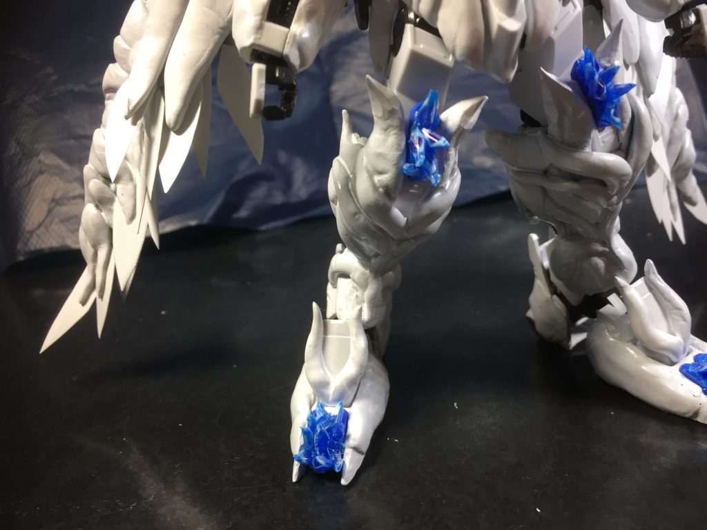 スキップジャックのスラスターとアポジモーターをいくつか壊した。艦で追撃されれば分が悪い。
火星へと向かう。それは自身が巻き込んだ者達へのせめてもの贖罪である。バエルは、宇宙怪獣は通常の30倍近い加速を得ていた。宇宙怪獣が完全に融合したことで本来の機体性能を大きく上回る力を手に入れた。何をどうすればいいのかも阿頼耶識から伝わってくる。ガンダムバエルという機体は消失し、バエルと言う宇宙怪獣がここに存在しているのである。
「少々、状況は変わるが作戦に変更はない」
マクギリスがスキップジャックを足止めする直前、ラスタルは火星に指令を出していた。それはMAを単騎で仕留める「獣」狩りの作法。
「あれは・・・」
マクギリスが見た光景、それは火星地表に向けられていた禁忌兵器の一団であった。状況から察するに既に第一射は放たれていた。次弾装填の準備はしていないようであるが、もし第二射が放たれればどうなるかは想像に難くない。手早くそれらを戦闘不能に追い込むと火星の大気圏に突入した。座標も計算する必要もなく宇宙怪獣がサポートし、摩擦による高温化すらをも防いで見せた。
「生きてりゃ、いいことあるもんだなぁ。テメエをこの手でやれるとは。」
クジャン公をペシャンコウにした昭弘がそう呟く、誰に向けた言葉でもない。ただいい土産話ができた、とそう思った。
「死ぬには早いぞ」
グシオンにとどめをささんと向かう二機のグレイズを吹き飛ばし、タービンズの仇を討ったグシオンを抱えるバエル。昭弘は既に気を失っていた。
そして、一機でも見方を追撃することになるであろう敵機を屠らんと暴走するバルバトス。そのバルバトスを討ち取らんとするジュリエッタ機、こちらはさっさと四肢を切断して達磨状にして動けなくして、バルバトスを抱えて飛び立つ。両脇に鉄華団のガンダムを抱えて飛ぶバエル。広域のレーダーを発動したのだが、どうも皮膚感覚のように感覚が拡張するような錯覚を覚えた。ジャンプで追撃に掛かる敵機を羽から発する衝撃派で軽くあしらうと早々に戦闘領域から離れた。
鉄華団本体とは容易く合流できた。宇宙怪獣に頼み込んで三日月・オーガスの体には多少治療を施した。意識を取り戻す頃には彼は普通の人間の体に治るであろう。他の団員から団長オルガ・イツカの訃報を聞き、哀悼の意を示し、鉄華団とは別れた。