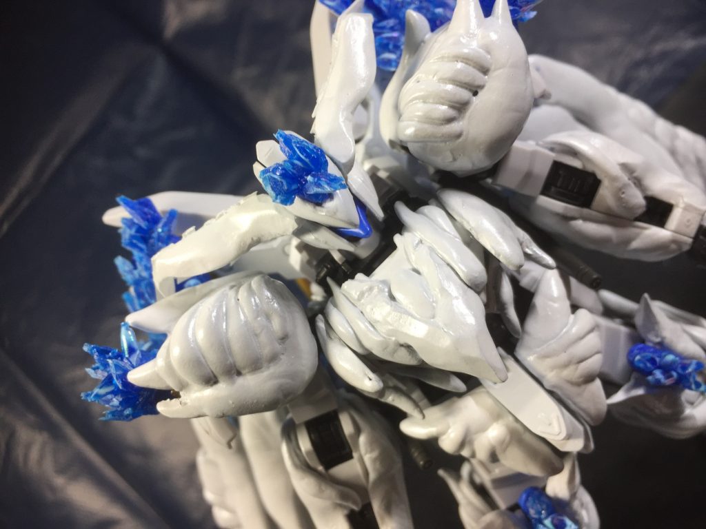 「もうおしまいでいいの?」
誰かが語り掛ける。
「これで終わっていいの?」
「言いたいことあったんじゃないの?」
「やりたいことあったんじゃないの?」
遠く響くような、それでいて優しい声、女性とも男性ともつかない声であった。
「―――?」
自身は友人との対話を経て死んだはず
「うん、死んじゃっている?けどさ。ちょっと引き延ばしてみたんだ」
「まだ、終わりたくないって思ってたみたいだったし」
声を発さなくとも、その声は彼を理解していた。心を読まれているようであった。
「どうしたいの? 終わりでいいなら、それでもいいよ?」
今からアリアンロッド艦隊司令ラスタル・エリオンを討ち取ったところでどうしようもないだろう。バエルはもう・・・
「ああ、あれだったら、こっちでなんとかしてあげるよ?」
機体が動いても、と迷う彼に一瞬別のことがよぎった。
鉄華団はどうなったのだろうか?と。
「そっちを助けたいの?」
今、自身が一人この宙域で戦っているように、鉄華団は火星の陸上で戦闘しているだろう。自身が討ち取られてしまえば謀反人マクギリス・ファリドは終わりだが、それに加担した者達も無事では済まない。鉄華団は地球への逃避行を画策していたが、それが万事、敵の包囲網を掻い潜れるかも分からない。それに、こんな自身に最後までついてきた来た部下たちもどうなるかわからない。
「じゃあ、助けにいこうか」
その瞬間、暗い部屋で目が覚めた。
死んだはずの自身はこうして暗い部屋、おそらくは一時的な死体安置室であろう場所に運ばれていた。怪我はどうなった?と腹をさする。傷はなかった。
「傷は塞いで、臓器(なかみ)と体液はこっちでなんとかしたよ。しばらくしたら、そっちのものに完全になるだろうから安心して」
あの声がする。そうして思い至った、この声の正体を。
完全に沈黙した阿頼耶識Type.Eは心なしか、やり切ったような表情に見えた。これもただの傲慢かと思うと、自分に腹が立つ部分もなくはない。
その時である。物言わぬはずのバエルが動き出し、優しくキマリスヴィダールを動かし、よけたのである。
「なに??!!!」
驚くのも無理はない、コクピットに誰も載っていないMSがひとりでに動き出したのだから。そしてバエルの表面が沸騰したように泡立ちながら姿形を変えて行くのである。
変異が治まったバエルの姿は異様な姿へと変貌していた。
それに近づく者が一人。
「マクギリス!!?」
「ガエリオ、出かけてくるよ」
一言交わすとマクギリスは変異したバエルに乗り込んだ。
そして、ガエリオをマニュピレータで優しく包むと扉の前まで誘導した。
「本当にお前なのか? 意味が分からない」
「私も、意味が分からないが、協力者を助けに行くと言ったら力を貸してくれたようだ。行ってくるよ、ガエリオ、ありがとう」
マクギリスが宇宙へと飛び出すことを感じたガエリオは扉の向こうへと消える。それを確認したマクギリスは再度、通ってきた艦壁を破壊し宇宙へと飛び出す。